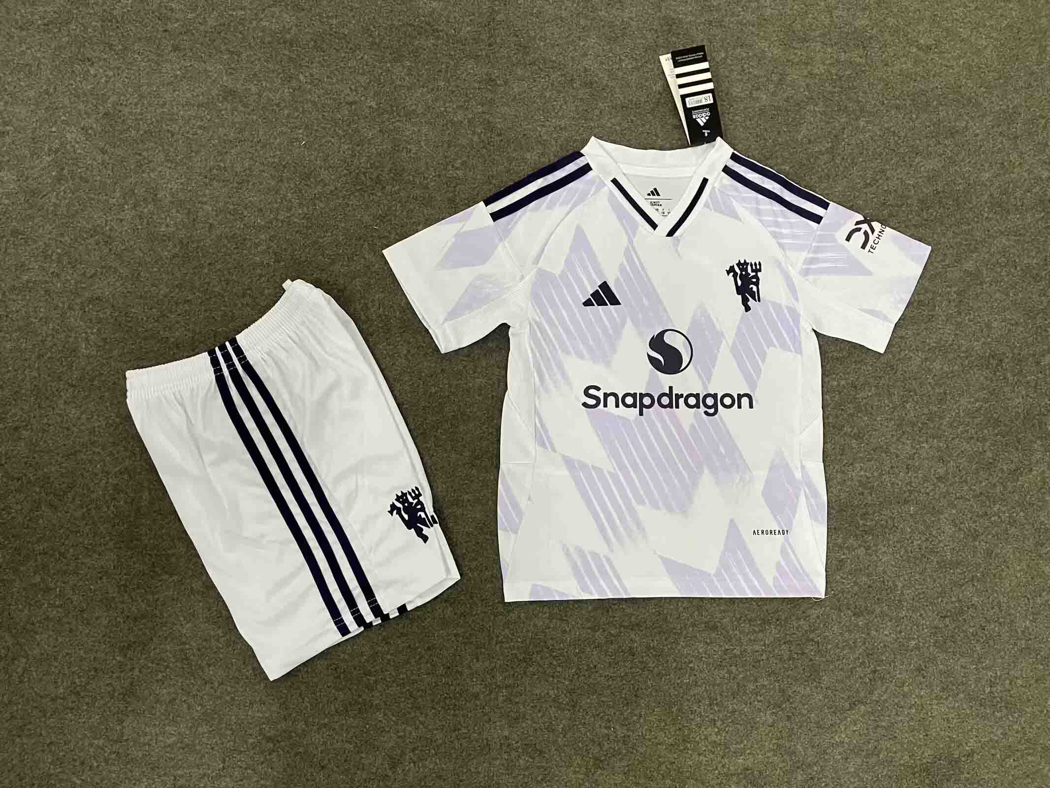 Kit Infantil Manchester United Fora